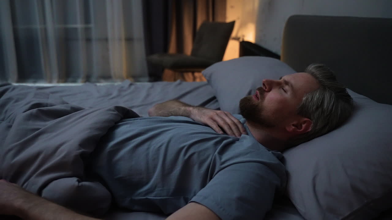 hombre en el dormitorio por la noche