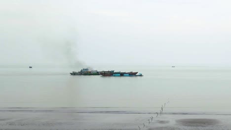 Buques-De-Carga-En-La-Bahía-Del-Océano-Índico-De-Bengala,-Bordeada-Por-La-Costa-De-Bangladesh