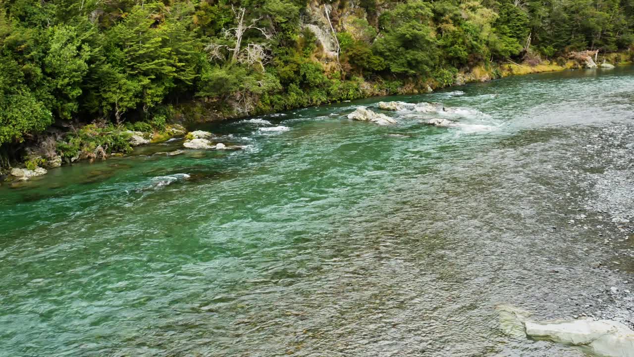 la rivière bleue qui coule le jour nuageux