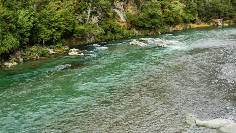 Río-Azul-Que-Fluye-En-Un-Día-Nublado