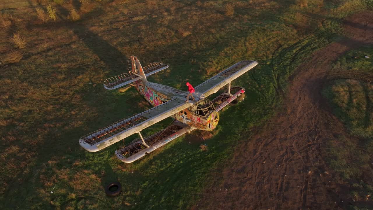 Ripresa aerea di detriti di aereo sparsi in un campo, Bulgaria