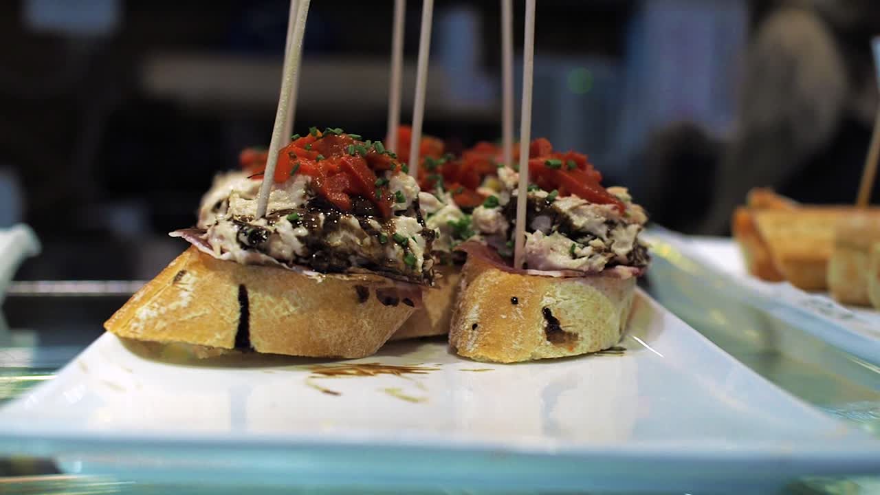 tapas sándwiches tradicionales españoles como aperitivo en un café en barcelona