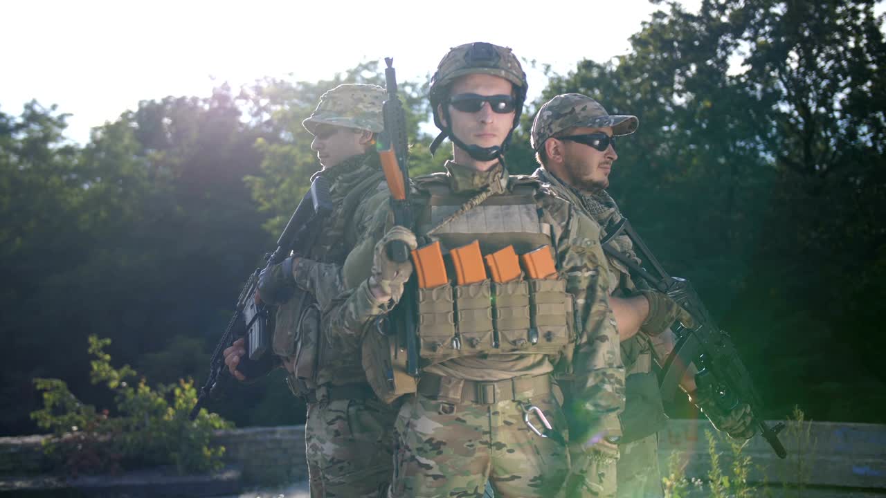 retrato de soldados del ejército con armas en uniforme
