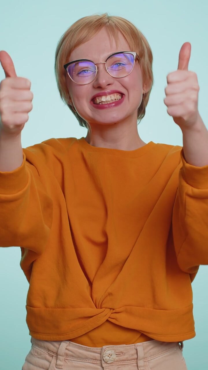 Donna felice che celebra il successo, la vincita al jackpot della lotteria di compleanno, il raggiungimento di un obiettivo e buone notizie.