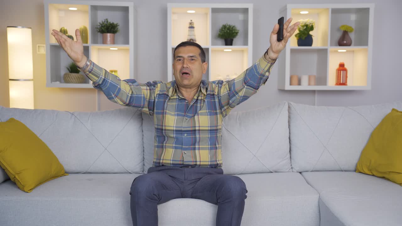 텔레비전을 보는  ⁇ 은이는 그가 보는 것에 만족합니다.