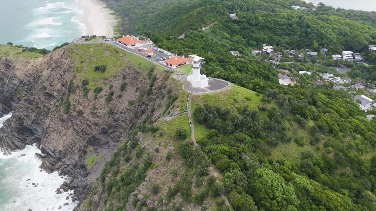 드론으로 촬영된 등대와 해안 풍경