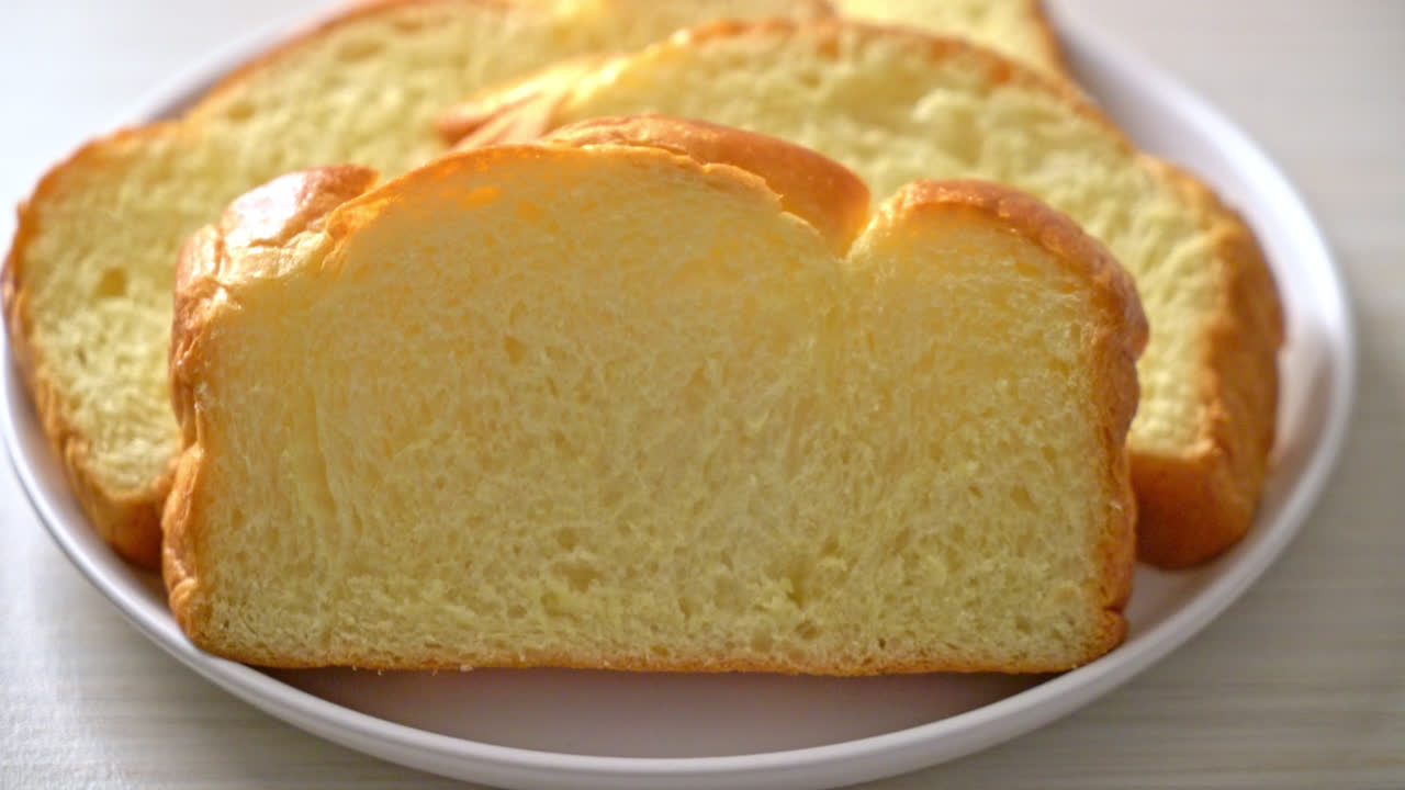 아침에 커피와 고구마 빵