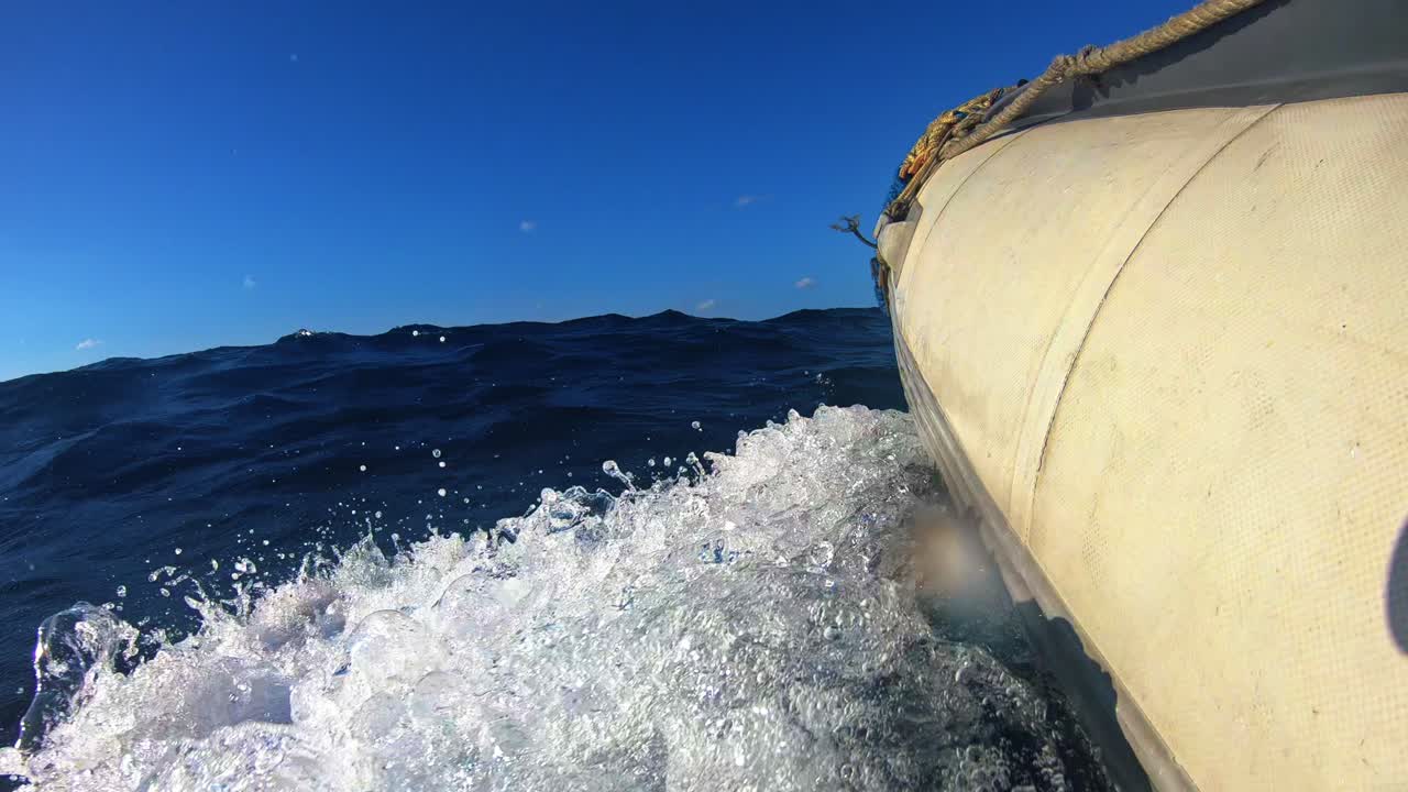 un barco a motor dirigiéndose hacia barcos de buceo