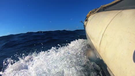 Un-Bote-A-Motor-Que-Se-Dirige-Hacia-Botes-De-Buceo