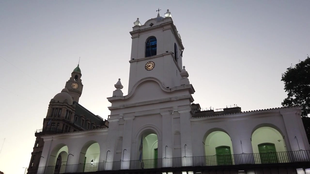 Arjantin Cabildo'su, sömürge binaları, alacakaranlıkta Buenos Aires şehir panoraması.