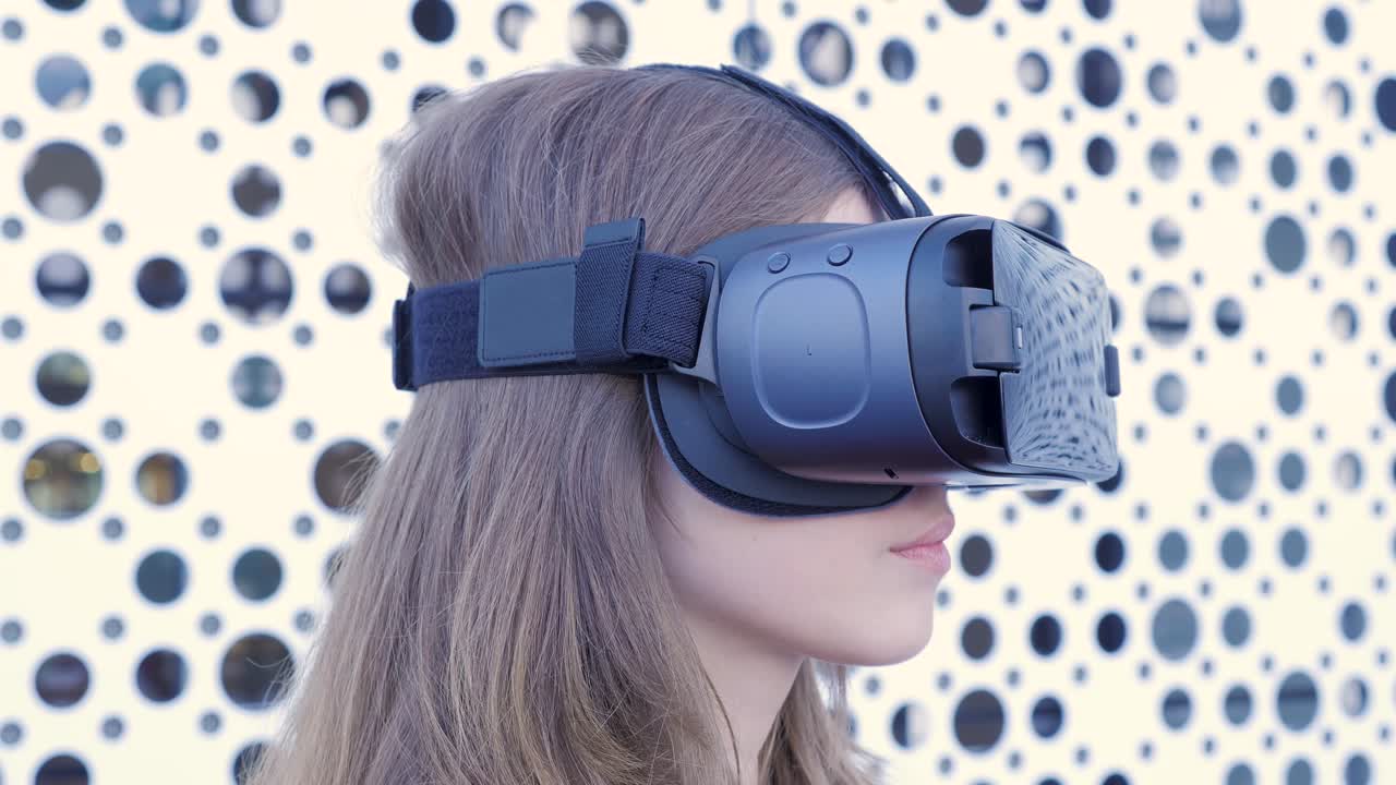 Ragazza adolescente che indossa un visore VR