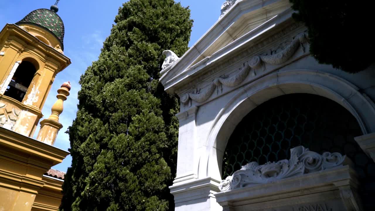 묘지 에서 장식 된 무덤 과 예배당