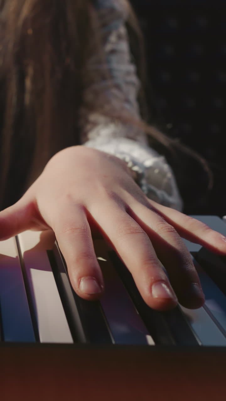 estudiante toca el piano en la academia de música. niña pequeña aprende sonidos producidos por las teclas de un instrumento musical en un estudio de audio. arte en la música