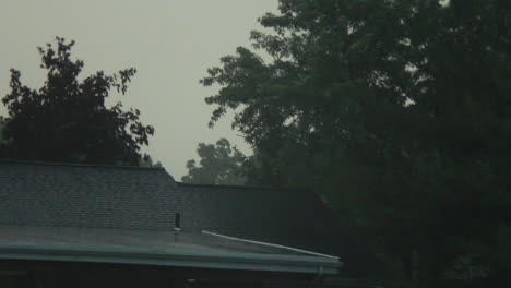 Fuertes-Lluvias-En-Los-Tejados-Y-árboles-Durante-Una-Tormenta