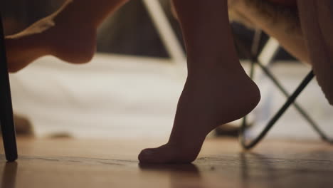 la delicada pierna apoya el equilibrio del cuerpo durante la contemplación profunda. al mismo tiempo la pierna izquierda sucumbe a la facilidad de los propios pensamientos trazando líneas imaginarias