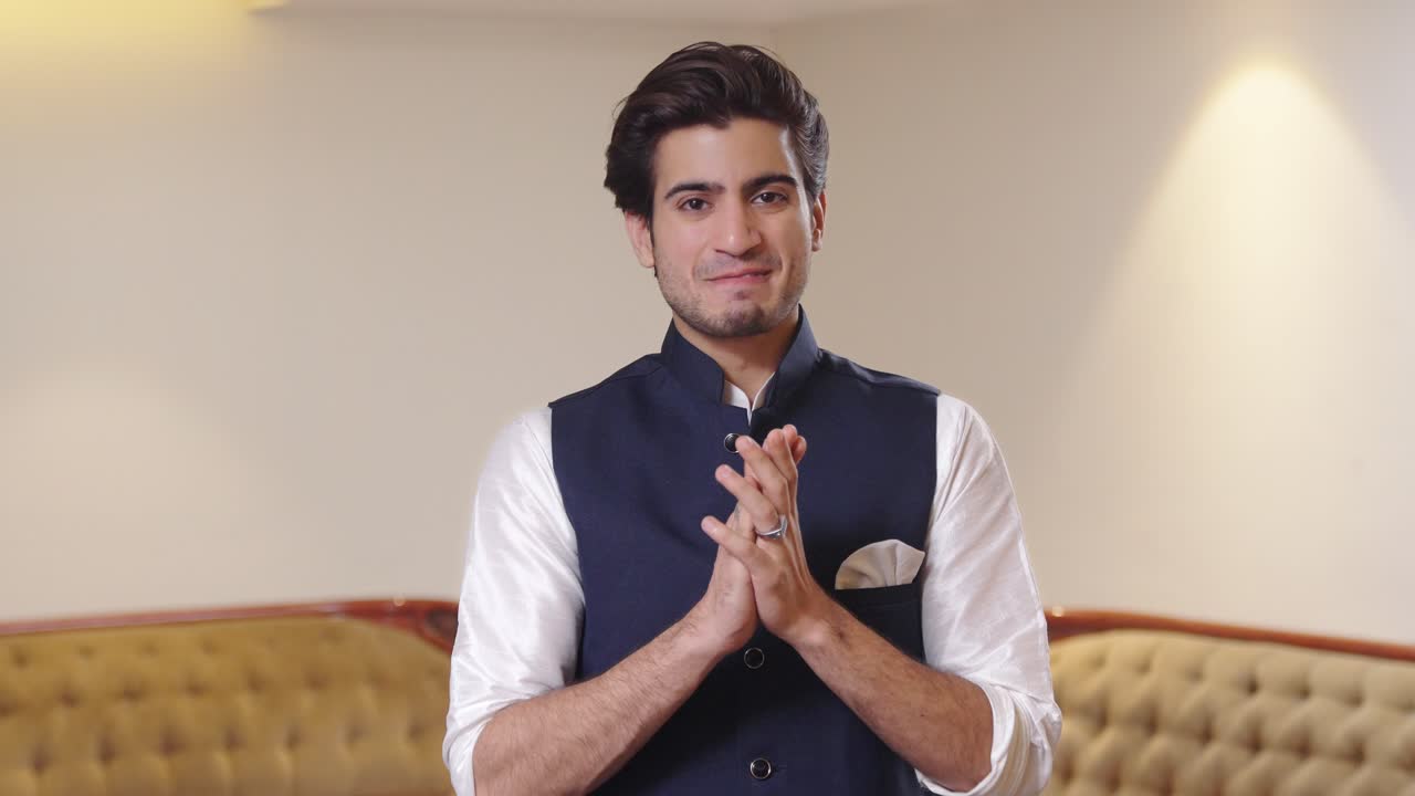 hombre indio aplaudiendo y apreciando