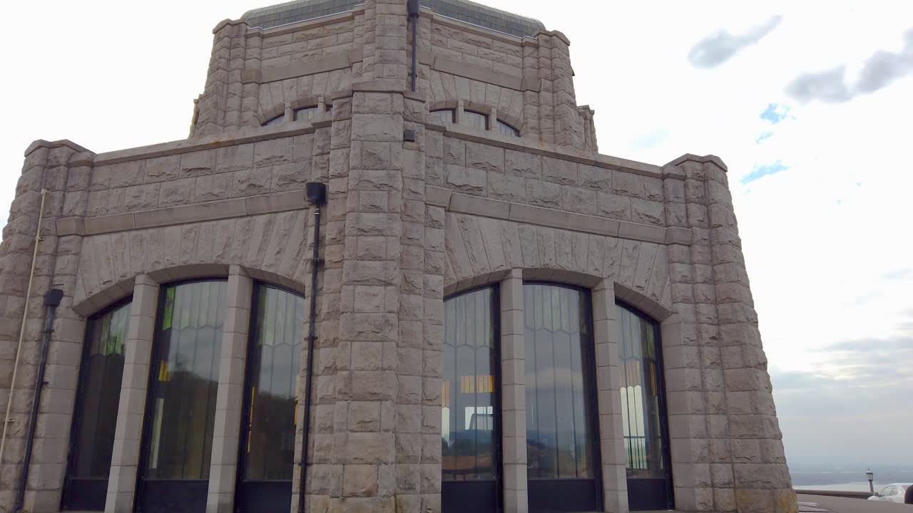 4k는 대부분 흐린 하늘이 있는 유서 깊은 컬럼비아 강 고속도로의 비스타 하우스 주변을 시계 반대 방향으로 돌고 있습니다.