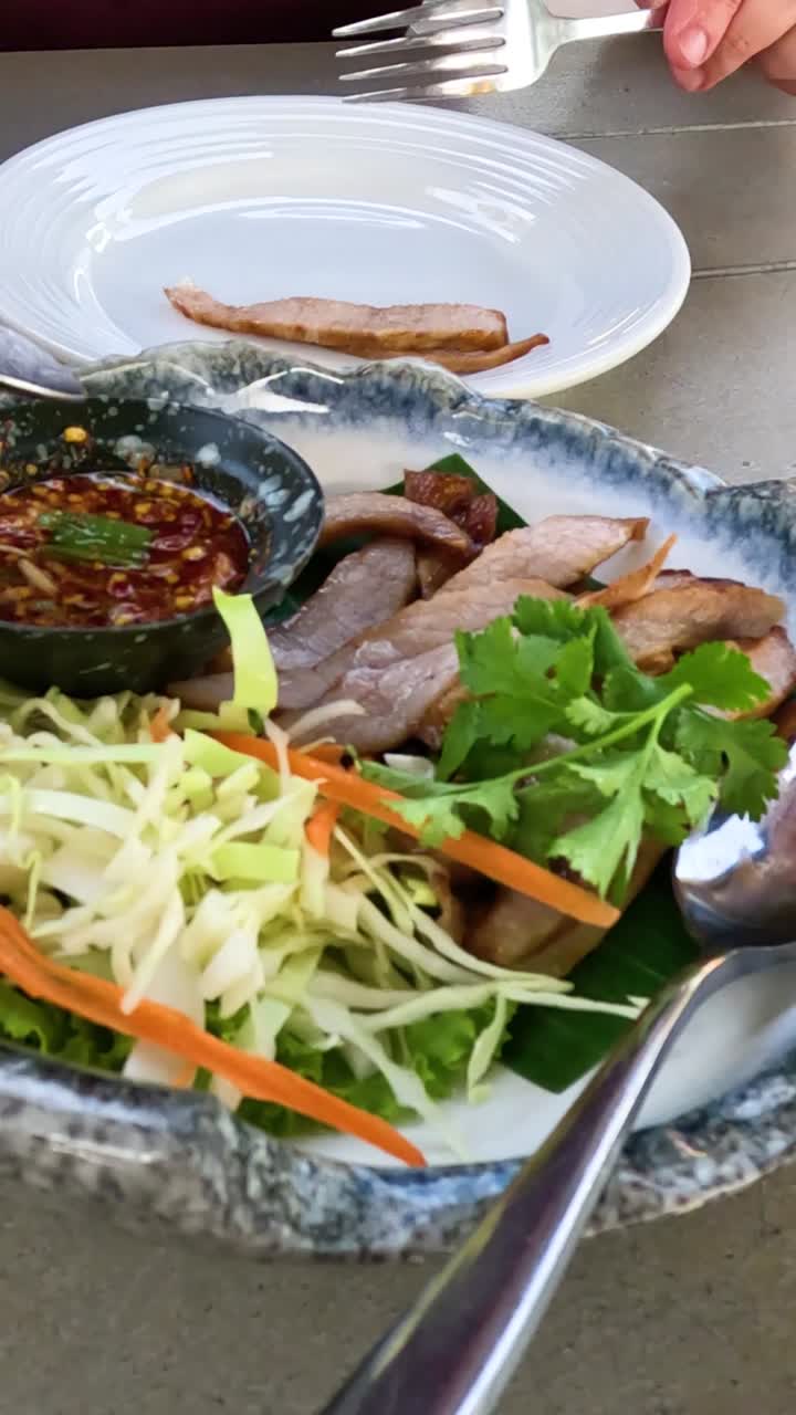 식사객들이 함께 음식과 음료를 나누고 있습니다.