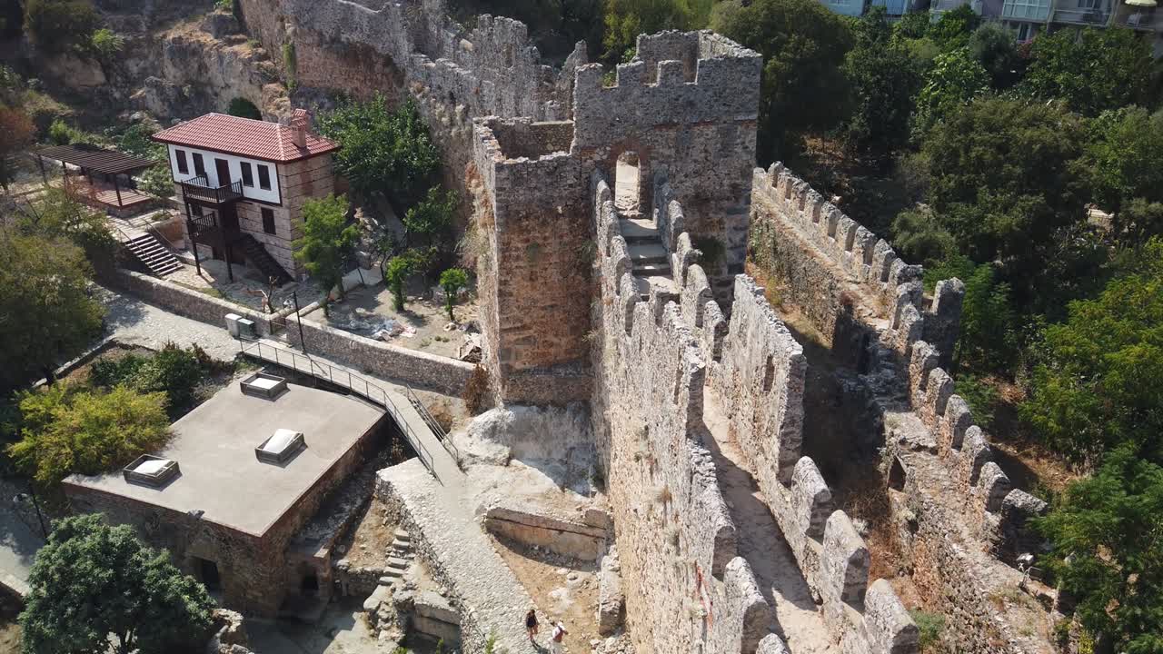 Vista di Alanya e del porto in una giornata di sole. Costa del Mar Mediterraneo e storico cantiere navale di Alanya in Turchia