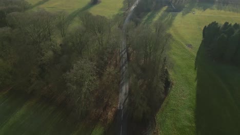 Aufschlussreiche-Luftdrohnenaufnahme-Von-Britischen-Landstraßen-Bei-Einem-Wunderschönen-Sonnenuntergang