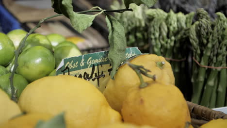 Un-Vídeo-De-Alta-Resolución-En-Carlsplatz,-Düsseldorf,-Con-Limones,-Limas-Y-Espárragos-De-Fondo