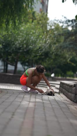 con una mujer pug en un parque