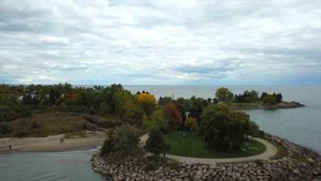 Luftaufnahme-Der-Scarborough-Bluffs,-Kanada,-Im-Lake-Ontario,-Mit-Sanfter-Kameraschwenkung-Nach-Vorne