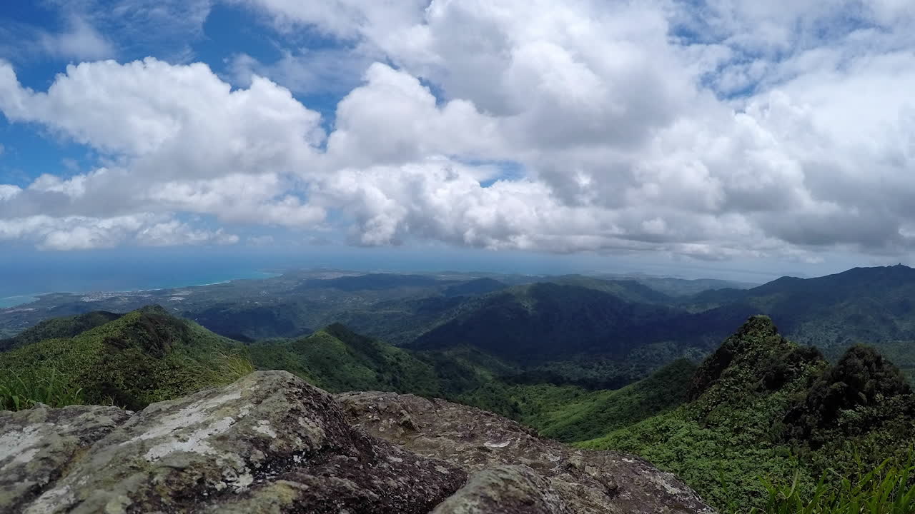 멀리 해변이 있는 푸에르토리코의 열대우림을 가로지르는 구름의 시간 경과