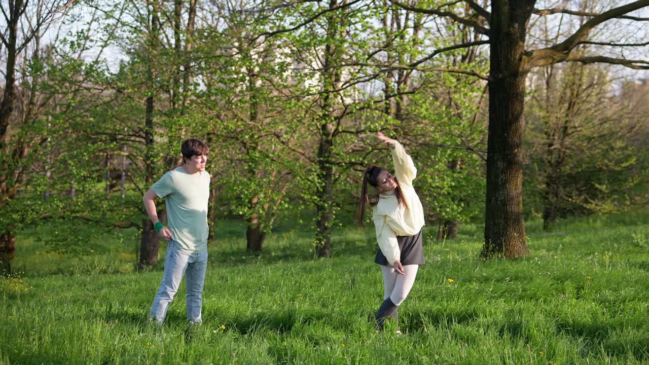 공원에서 춤을 추는 커플