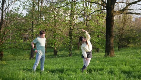 una pareja bailando en un parque.