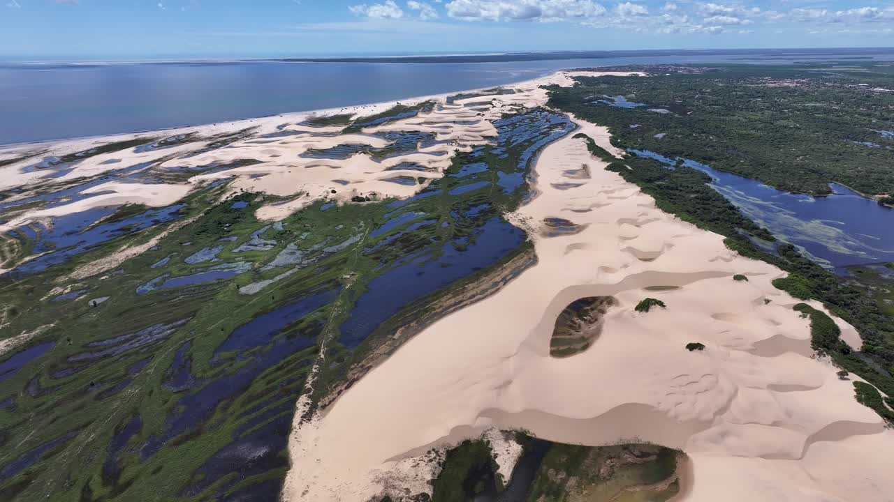 Tutoia skyline i Tutoia, Maranhao, Brasilien. Naturligt landskab. Brasiliansk delta i Amerika. Tutoia skyline i Maranhao. By ved floden. Strandlandskab. Ferie rejser. Brasilien nordøst