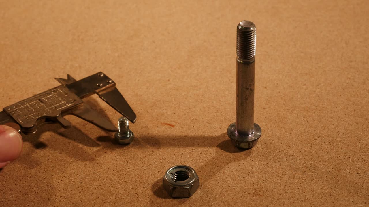 medir pernos y elegir el más grande