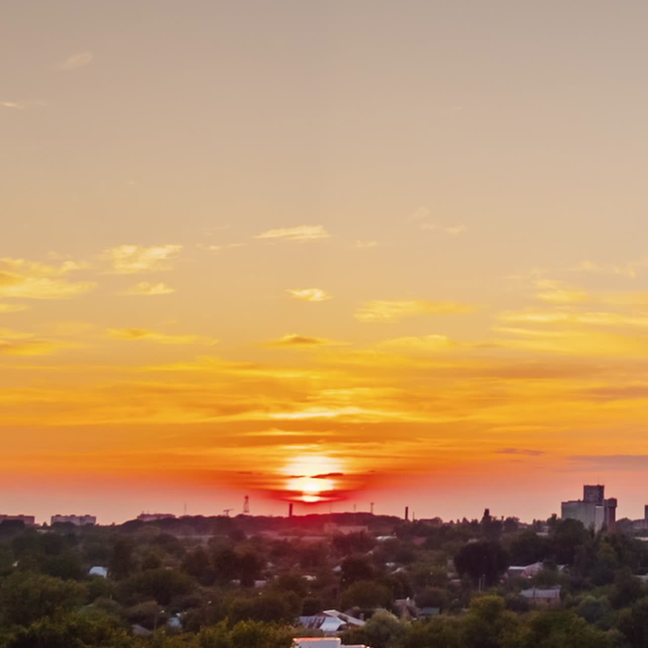 해가 지평선 너머로 지고 집의 불빛이 밝혀진다 1