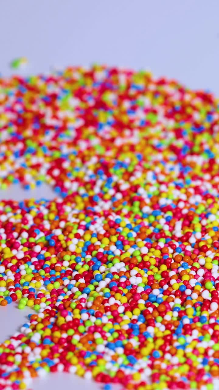 la cuchara se mueve a través de salpicaduras vibrantes en la superficie