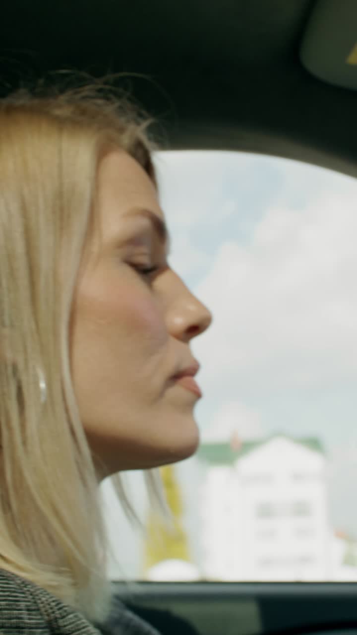 차를 운전하는 여자