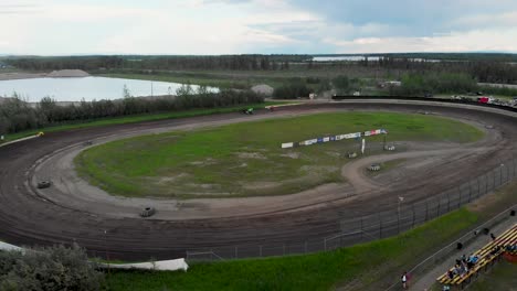 video de drones de 4k de carreras de autos sprint en mitchell raceway en fairbanks, ak durante la soleada tarde de verano-8