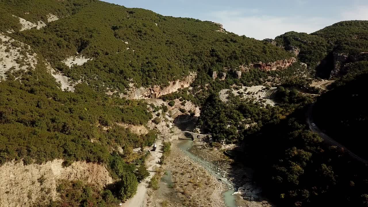 vista de drones de las aguas termales y el puente de benja, albania, balcanes, europa