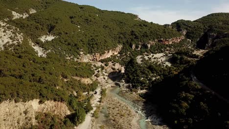 Drohnenansicht-Der-Heißen-Quellen-Und-Der-Brücke-Von-Benja,-Albanien,-Balkan,-Europa