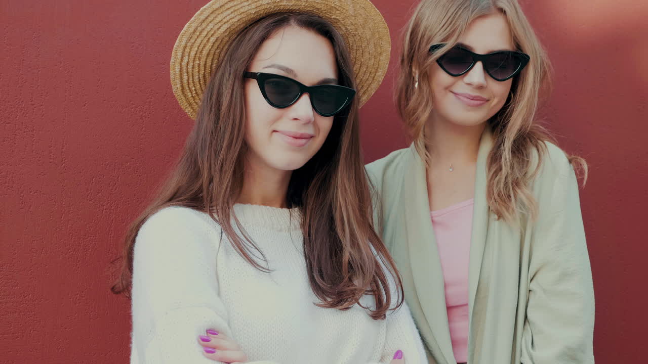 패션 의 옷 을 입은 두 여자