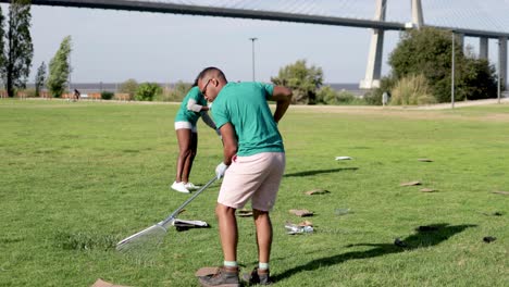 voluntarios recogiendo basura en el parque
