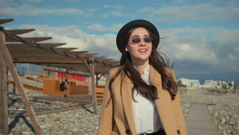 mujer caminando por la playa