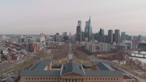 Antena-Sobre-El-Museo-De-Arte-En-Filadelfia-Frente-Al-Horizonte-Del-Centro-De-La-Ciudad-Con-Tráfico-En-Las-Carreteras