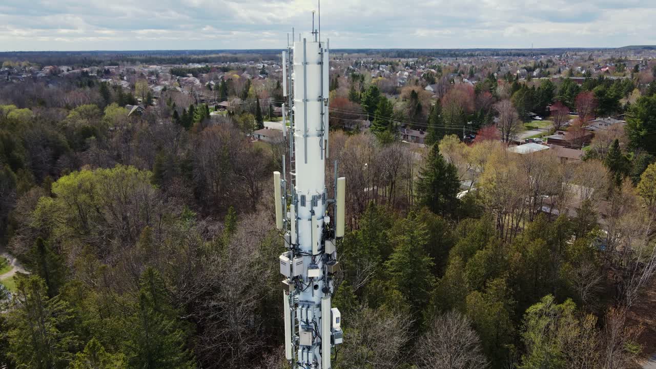 fotografía de un avión no tripulado ascendiendo de una torre de telefonía celular en una zona boscosa