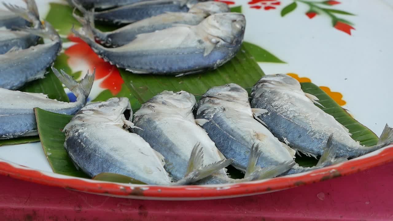 caballa fresca del mar tailandés que se muestra en la bandeja en el mercado local de pescado en tailandia