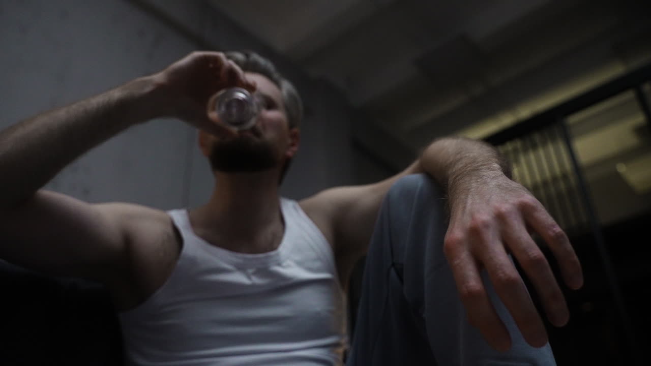 hombre sentado en la alfombra