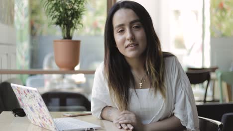 Atractiva-Mujer-Joven-Sentada-En-Un-Restaurante