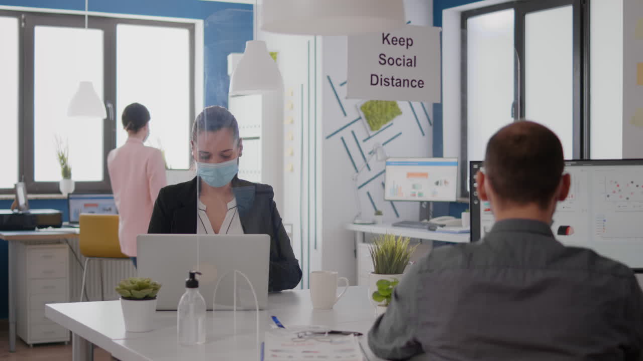 마케팅 프로젝트에 대해 이야기하는 두 동료의 클로즈업