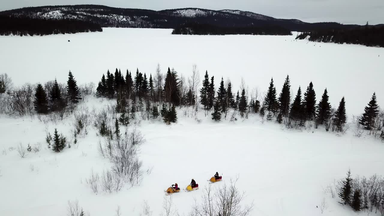Luftfoto av et snøscooterløp på en innsjø og i skogen i Chibougamau, Quebec.