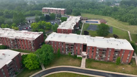 complejo de apartamentos en ruinas en un suburbio de chicago