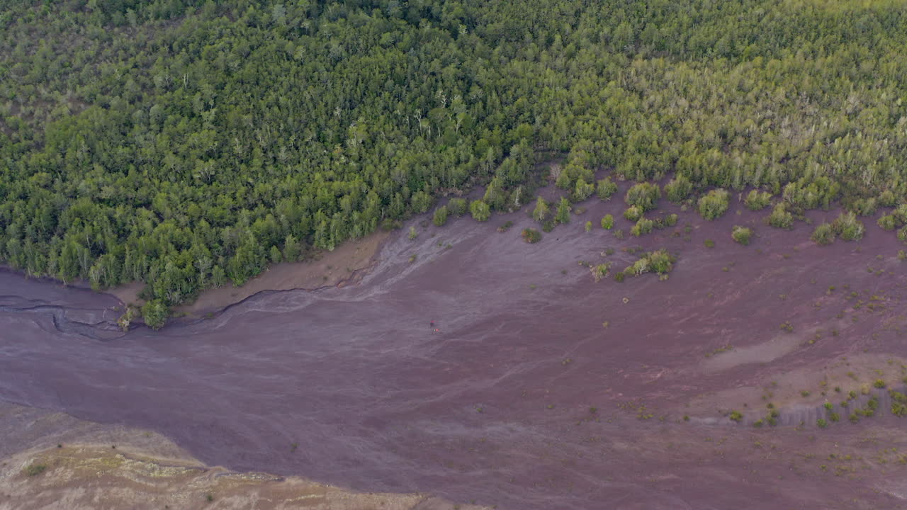 ejemplo de selva tropical valdiviana dentro de un parque nacional de la patagonia chilena y aluvión volcánico